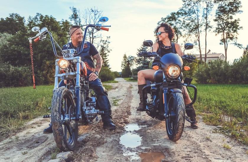 骑摩托的男人和女人背景图片