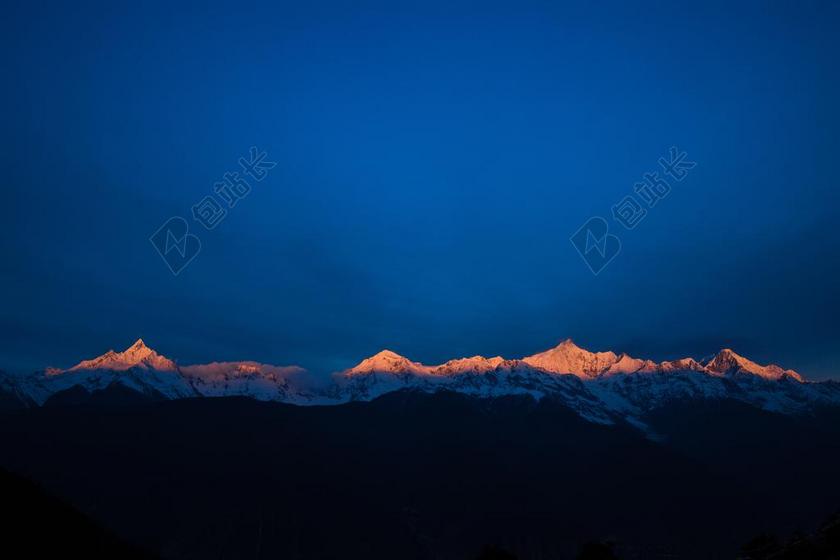 金色的阳光和白色的雪峰背景图片