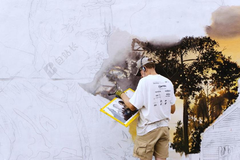 城市 都市 时尚 现代化 日落 夕阳 太阳 墙 围墙 表面 隔阂 背景 老人 智者 老者 现代 现代化 流行 空白 留白 树 树木 树林 森林 工作 职业 职场 商务 男士 男性 男人