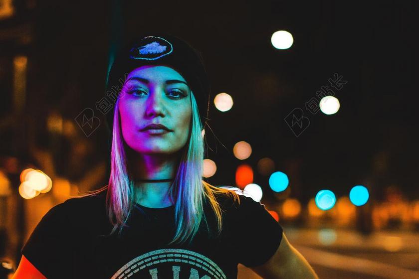 美女 丽人 优雅 美丽 漂亮 女孩 女人 女性 灯光 光线 激光 打火机 时尚 流行 个性 城市 肖像 人物特写 画像 女孩 少女 姑娘 美丽 全身像 人物 人群 风土人情 工作 职业 职场 商务