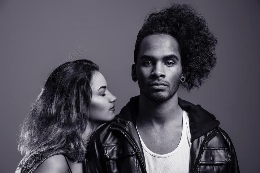 灯光 光线 激光 打火机 时尚 流行 个性 城市 头发 毛发 毛 头部 爱情 恋爱 恋人 情人 情侣 浪漫 肖像 人物特写 画像 情侣 伴侣 爱情 自然 环境 人物 人群 风土人情 白色 浅色 黑白 简单 清新