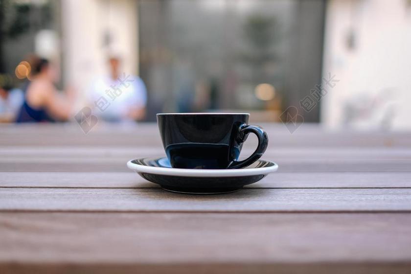 桌子 台子 书桌 办公 咖啡 咖啡厅 咖啡馆 饮料 喝酒 饮水 黑色 暗色 黑白 昏暗