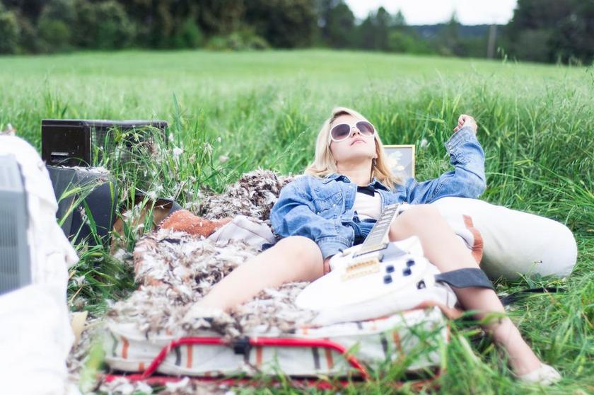 睡觉 梦乡 做梦 卧室 肖像 人物特写 画像 草地 草坪 草丛 音乐 音乐会 演唱会 全身像 自然 环境