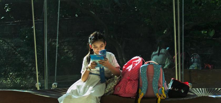 公园里看书的女孩背景图片