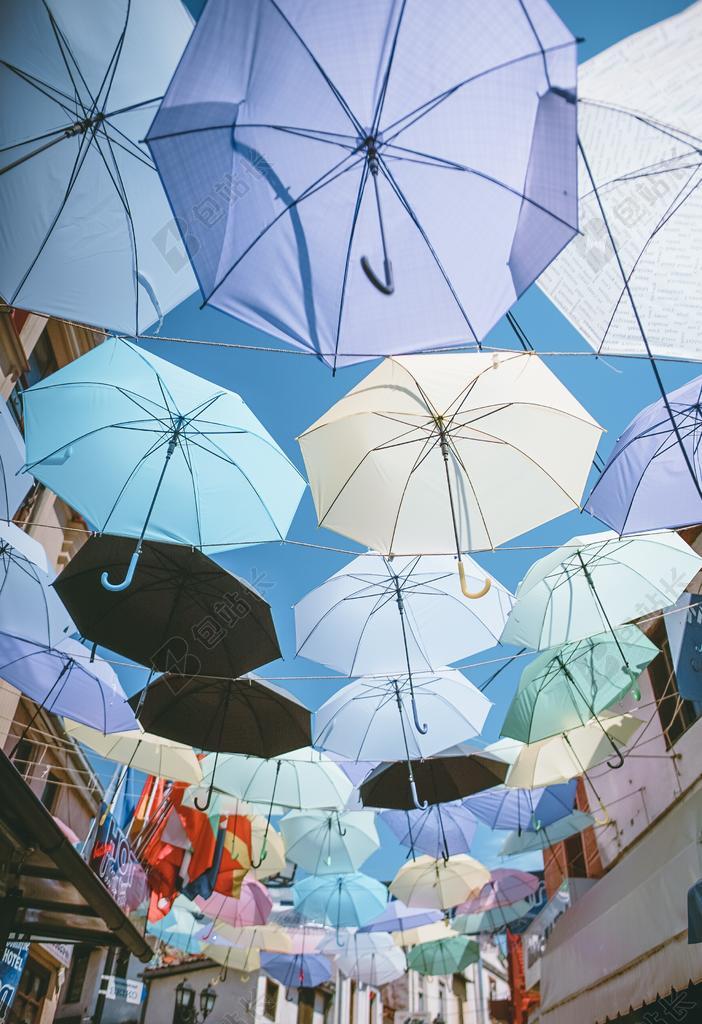 天空中的彩色雨伞背景图片