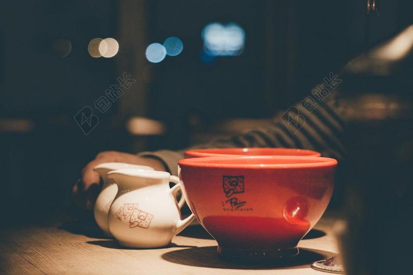 桌子上红色的杯子背景图片