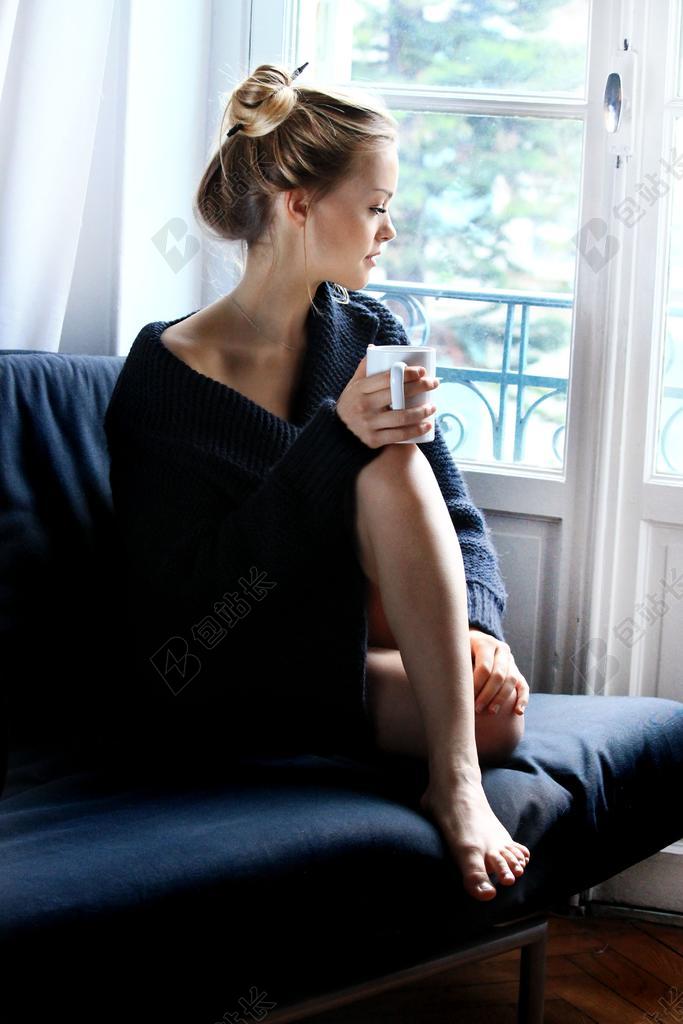 黑色沙发上的女人背景图片