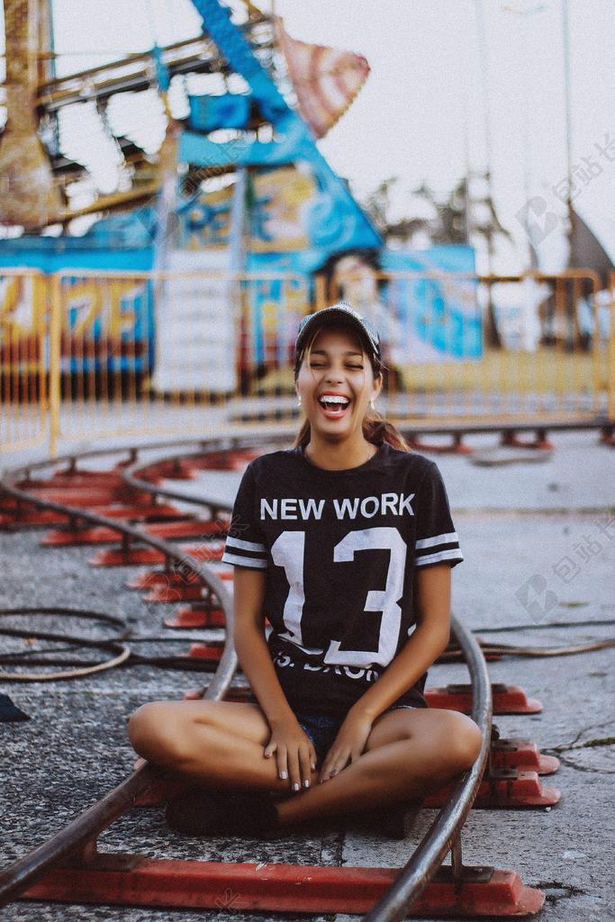 工作中 工作 办公室 会议 职场 谈话 交流 对话 沟通 通话 美女 丽人 优雅 美丽 漂亮 女孩 女人 女性 时尚 流行 个性 城市 头发 毛发 毛 头部 微笑 莞尔一笑 甜蜜 幸福 快乐 高兴 家庭 甜蜜 肖像 人物特写 画像 女孩 少女 姑娘 美丽 全身像 活力 工作 职业 职场 商务