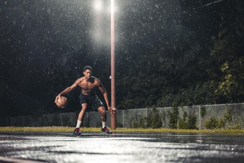 工作中 工作 办公室 会议 职场 夜晚 晚上 黑夜 黑暗 灯光 霓虹灯 健康 绿色 环保 运动 健身 嬉戏 户外运动 冒险 开心 喜悦 笑话 开怀大笑 健身 锻炼 运动 保养 人物 人群 风土人情 男士 男性 男人 黑色 暗色 黑白 昏暗