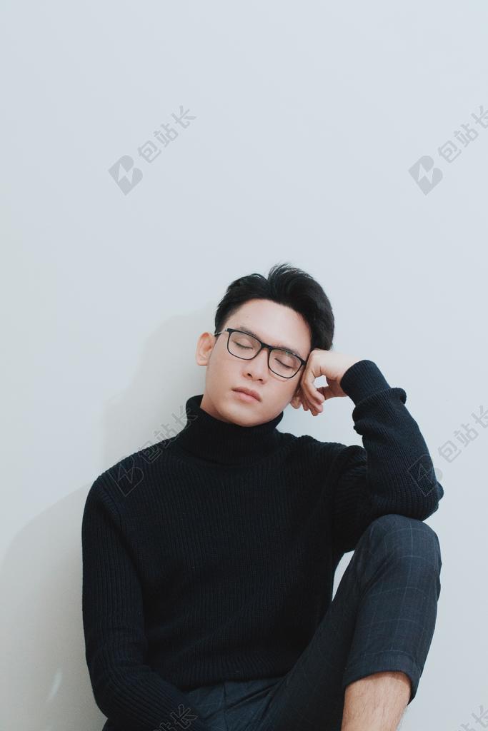 睡觉的黑衣男人背景图片