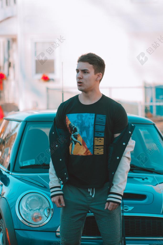 汽车 车 小汽车 轿车 跑车 时尚 流行 个性 城市 头发 毛发 毛 头部 运动 健身 嬉戏 户外运动 冒险 瑜伽 肖像 人物特写 画像 健身 锻炼 运动 保养 男士 男性 男人 服装 服饰 流行