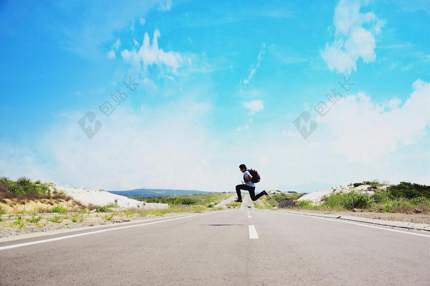 马路上的青年背景图片