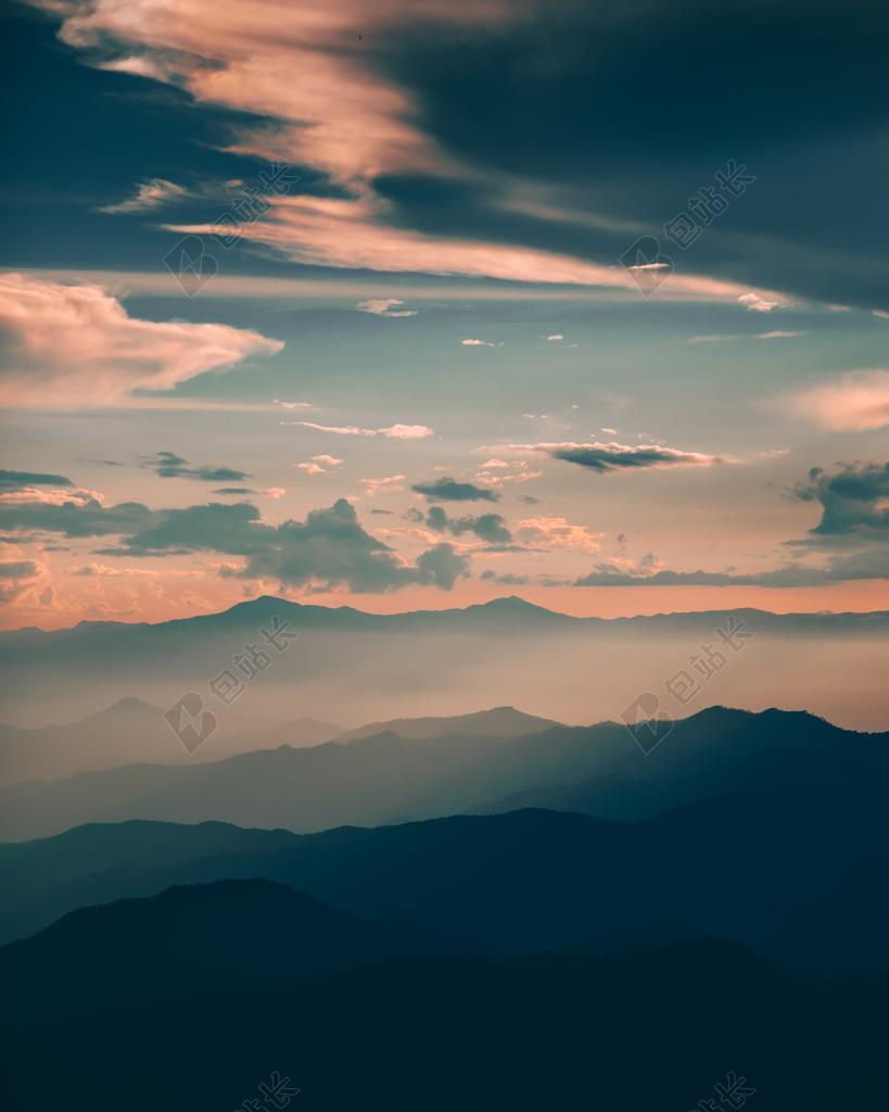 风景 风光 美景 田园 山水 日落 夕阳 太阳 地球 泥土 草地 操场 灯光 光线 激光 打火机 室内 室内装修 装潢 艺术设计 家装 天空 音乐 音乐会 演唱会 自然 环境 云 云朵 天空 山 山峦 山峰
