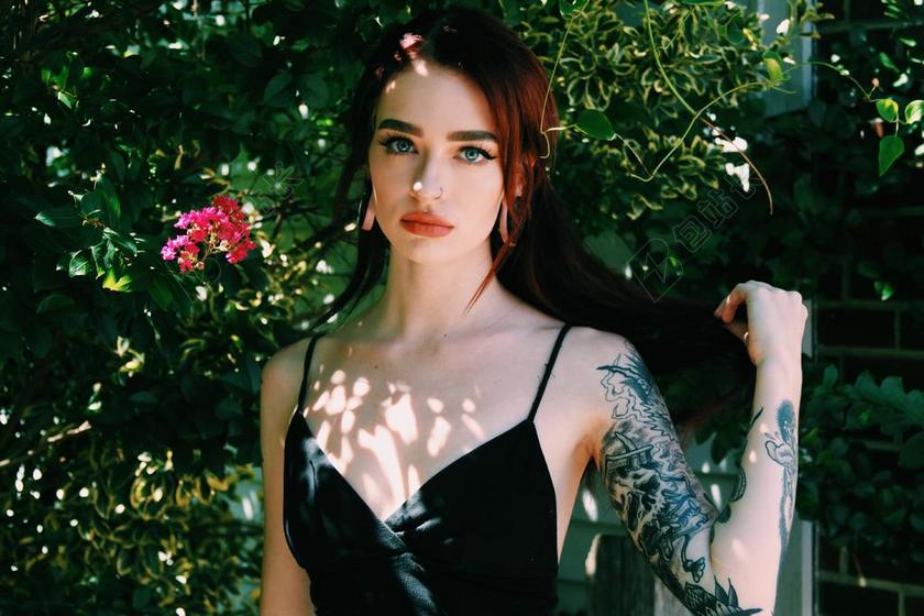 花 玫瑰 美丽 花朵 城市 都市 时尚 现代化 美女 丽人 优雅 美丽 漂亮 女孩 女人 女性 灯光 光线 激光 打火机 时尚 流行 个性 城市 女孩 少女 姑娘 美丽 全身像 人物 人群 风土人情 女性 女士 美丽 女人 一个女人