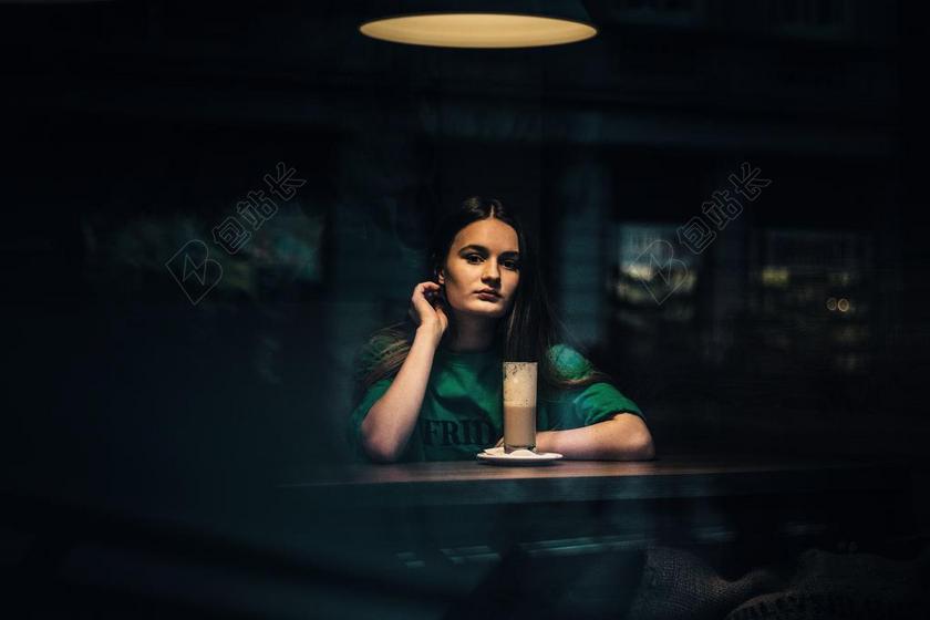 夜晚 晚上 黑夜 黑暗 灯光 霓虹灯 美女 丽人 优雅 美丽 漂亮 女孩 女人 女性 灯光 光线 激光 打火机 商场 店铺 商家 购物 咖啡 咖啡厅 咖啡馆 冬季 冬天 新年 饮料 喝酒 饮水 肖像 人物特写 画像 女孩 少女 姑娘 美丽 全身像