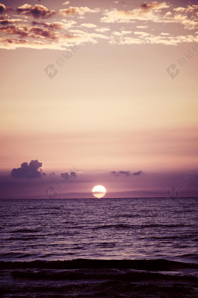 风景 风光 美景 田园 山水 日落 夕阳 太阳 地球 泥土 草地 操场 海 海水 大海 现代 现代化 流行 云 云朵 天空 自然 环境 雨 下雨 惬意
