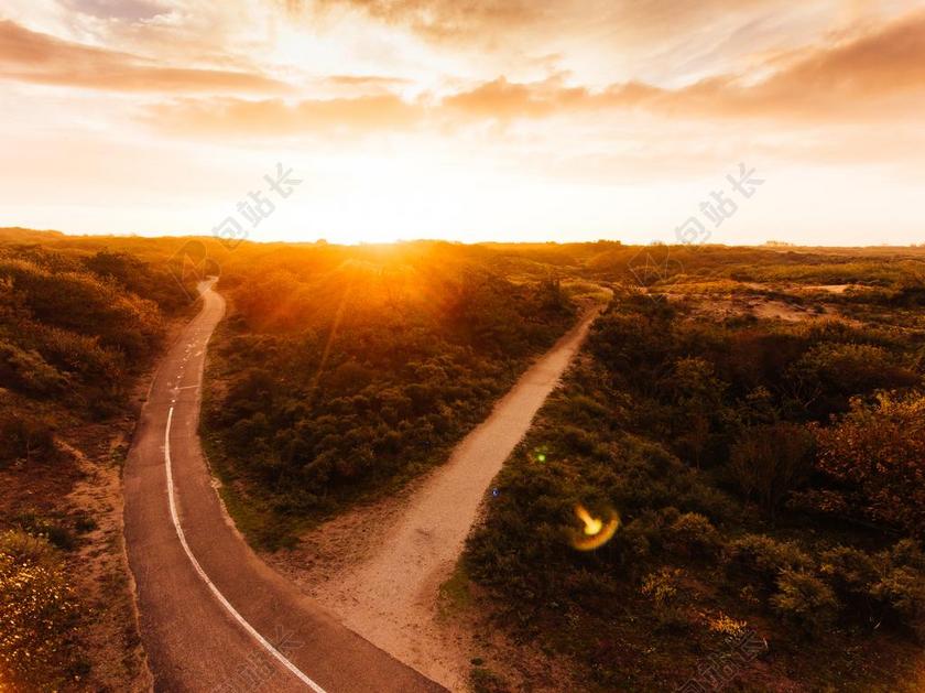 道路 旅途 路途 户外 街道 公路 风景 风光 美景 田园 山水 日落 夕阳 太阳 美女 丽人 优雅 美丽 漂亮 女孩 女人 女性 家 家园 家居 故乡 美丽 休闲 学校 学院 秋天 秋日 清新 新鲜 自然 环境 树 树木 树林 森林