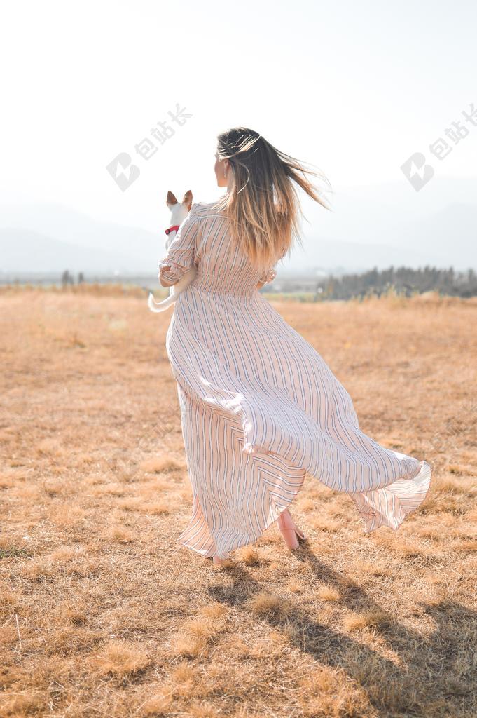美女 丽人 优雅 美丽 漂亮 女孩 女人 女性 时尚 流行 个性 城市 头发 毛发 毛 头部 创意 艺术 个性 自在 舒适 安逸 合适 肖像 人物特写 画像 女孩 少女 姑娘 美丽 全身像 狗 自然 环境 人物 人群 风土人情 女性 女士 美丽 女人 一个女人
