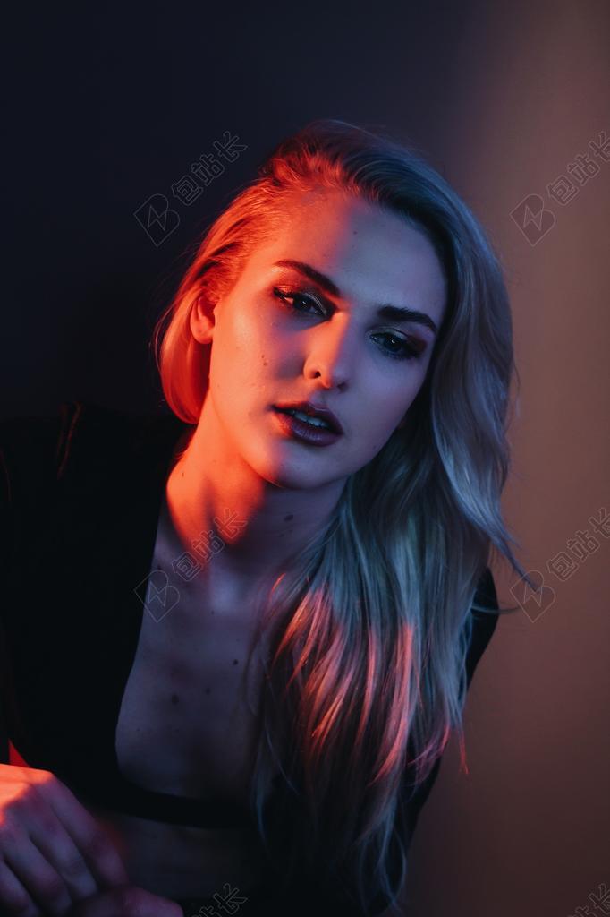 美女 丽人 优雅 美丽 漂亮 女孩 女人 女性 灯光 光线 激光 打火机 时尚 流行 个性 城市 女孩 少女 姑娘 美丽 全身像 女性 女士 美丽 女人 一个女人