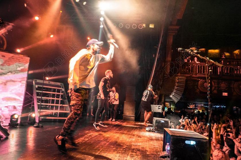 灯光 光线 激光 打火机 爱情 恋爱 恋人 情人 情侣 浪漫 复古 酿酒 古典 收获 人群 聚会 音乐 音乐会 演唱会 可爱的 男士 男性 男人