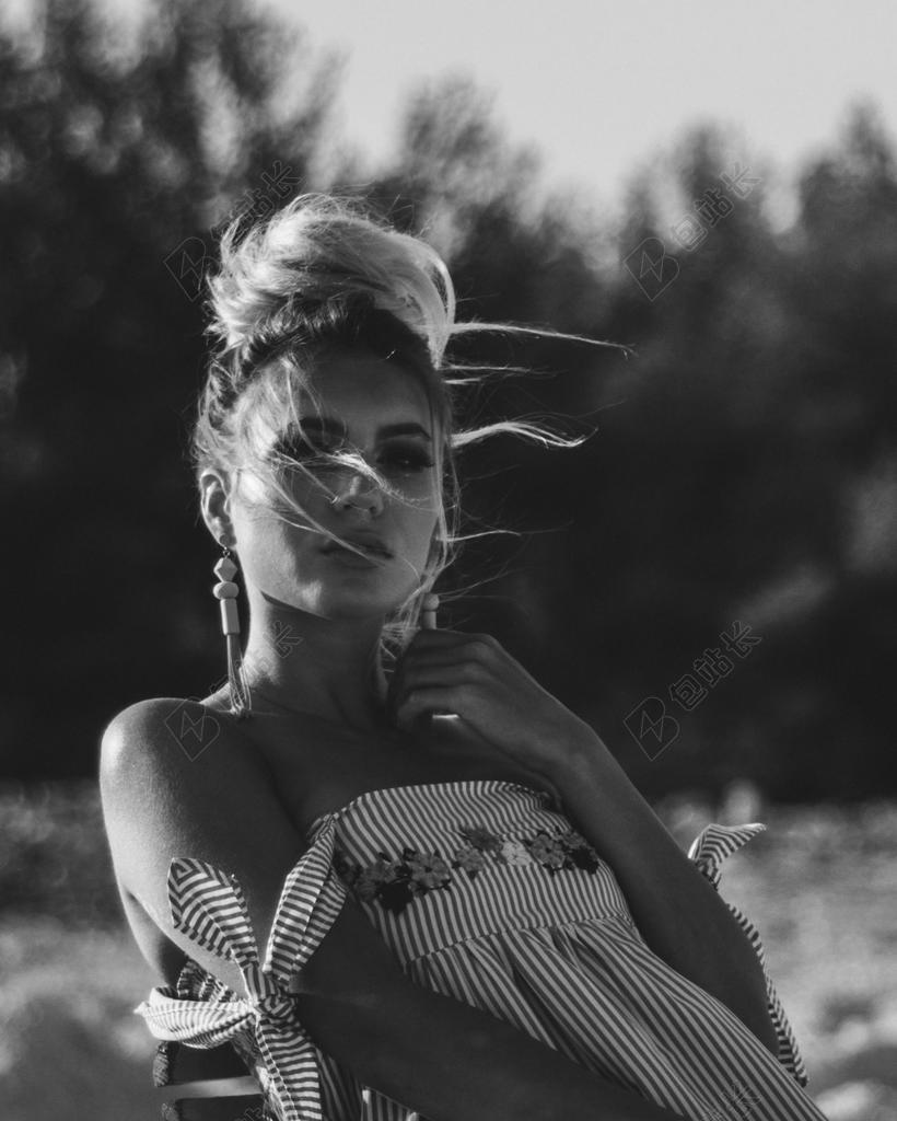 美女 丽人 优雅 美丽 漂亮 女孩 女人 女性 头发 毛发 毛 头部 爱情 恋爱 恋人 情人 情侣 浪漫 美食 食品 餐饮 女孩 少女 姑娘 美丽 沙滩 海滩 全身像 可爱的 人物 人群 风土人情 白色 浅色 黑白 简单 清新