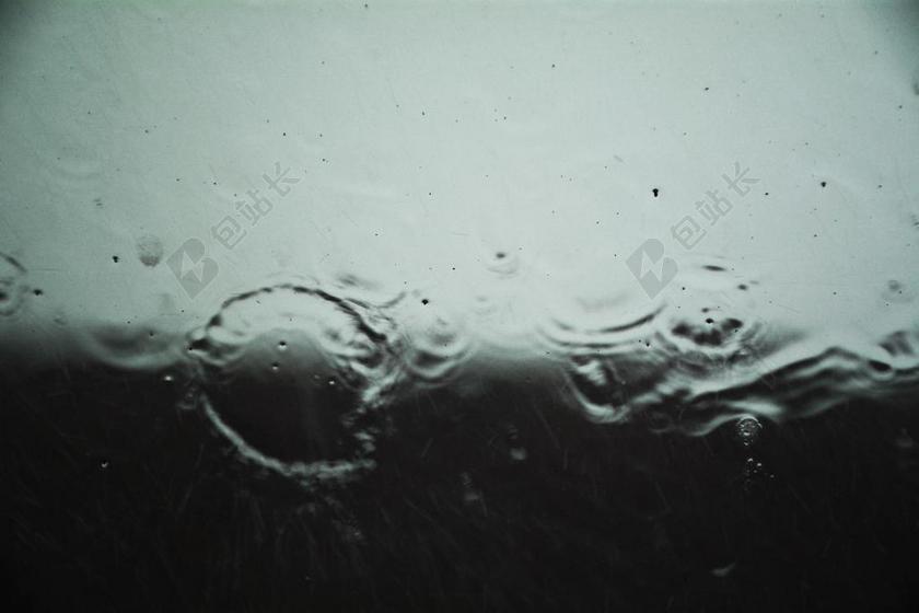 玻璃窗户上的雨滴背景图片