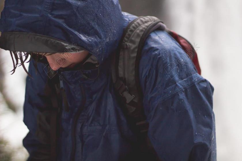 雨 下雨 忧郁 运动 健身 嬉戏 户外运动 冒险 瑜伽 旅行 旅游 行程 度假 休闲 度假 假日 放松 休闲 咖啡 咖啡厅 冬季 冬天 新年 肖像 人物特写 画像 全身像 雨 下雨 惬意 人物 人群 风土人情 活力 服装 服饰 流行 白色 浅色 黑白 简单 清新