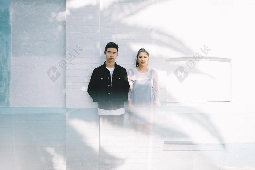 墙 围墙 表面 隔阂 背景 时尚 流行 个性 城市 婚礼 喜庆 庆祝 节日 婚姻 爱人 恋人 情侣 肖像 人物特写 画像 情侣 伴侣 爱情 女孩 少女 姑娘 美丽 可爱的 全身像 自然 环境 人物 人群 风土人情 男士 男性 男人 白色 浅色 黑白 简单 清新 女性 女士 美丽 女人 一个女人