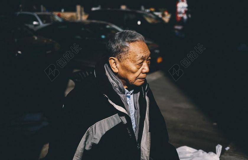 街头的老人背景图片