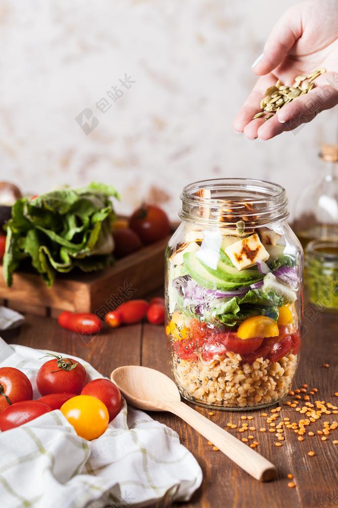 桌子上的新鲜蔬菜罐头背景图片