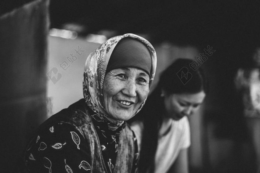 爱情 恋爱 恋人 情人 情侣 浪漫 微笑 莞尔一笑 甜蜜 幸福 快乐 高兴 家庭 甜蜜 老人 智者 老者 肖像 人物特写 画像 全身像 人物 人群 风土人情 黑色 暗色 黑白 昏暗 女性 女士 美丽 女人 一个女人