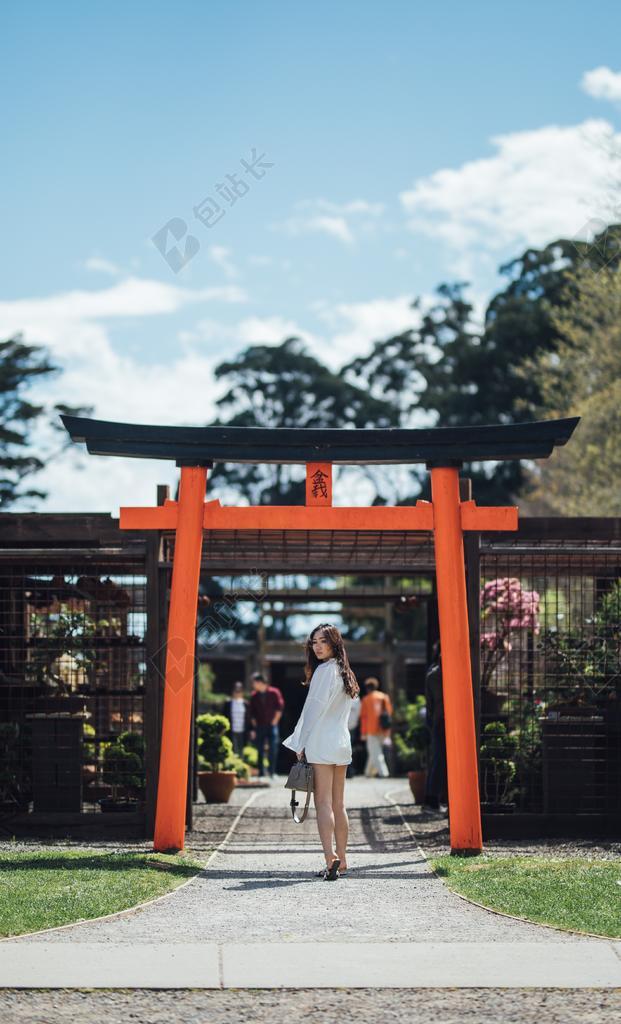 花园 园林 园艺 植物 花 美食 食品 餐饮 肖像 人物特写 画像 天空 女孩 少女 姑娘 美丽 树木 丛林 森林 秋天 秋日 全身像 云 云朵 天空 树 树木 树林 森林 日本 城市 现代生活 一个女人 女性 女士 美丽 女人