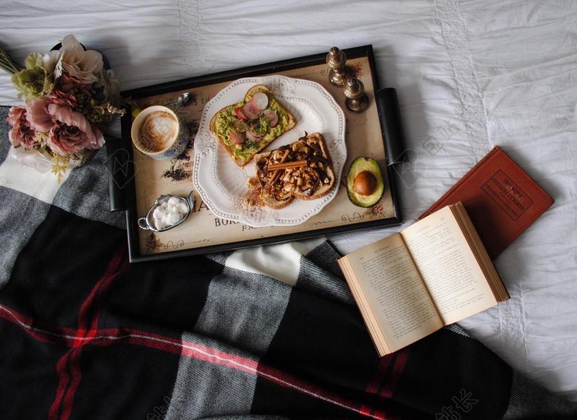 桌子上的书本和三明治背景图片