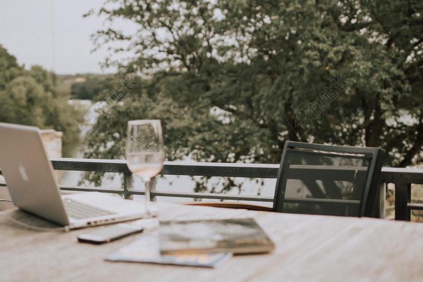 商务 商人 电子商务 股票交易所 业务 工作 办公室 工作室 工作 职场 笔记本电脑 笔记本 MACBOOK APPLE 苹果 太空 空间 房间 卧室 家 休闲 家居 家 家园 家居 故乡 美丽 休闲 美食 食品 餐饮 白酒 葡萄酒 放松 休闲 厅 厅 馆 计算机 电脑 信息科技 写字 文章 书籍 树木 丛林 森林