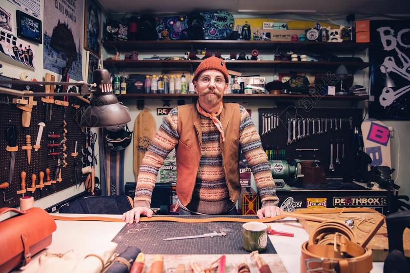 商务 商人 电子商务 股票交易所 业务 工作 工作中 工作 办公室 会议 职场 星空 太空 空间 建筑 大厦 建筑物 建设 购物 商场 流行 时尚 美丽 创意 艺术 个性 时尚 流行 个性 城市 头发 毛发 毛 头部 商场 店铺 商家 购物 房间 卧室 家 休闲 家居 家 家园 家居 故乡 美丽 休闲 老人 智者 老者 肖像 人物特写 画像 全身像 自然 环境 人物 人群 风土人情 男士 男性 男人