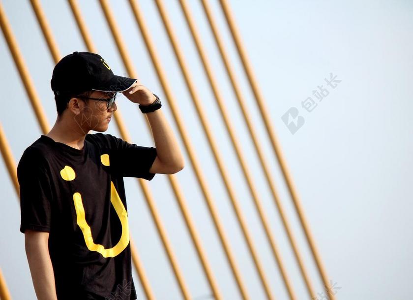 商务 商人 电子商务 股票交易所 业务 工作 手 手势 握手 击掌 胜利 头发 毛发 毛 头部 开心 喜悦 笑话 开怀大笑 微笑 莞尔一笑 甜蜜 幸福 快乐 高兴 家庭 甜蜜 肖像 人物特写 画像 全身像 人物 人群 风土人情 男士 男性 男人 服装 服饰 流行