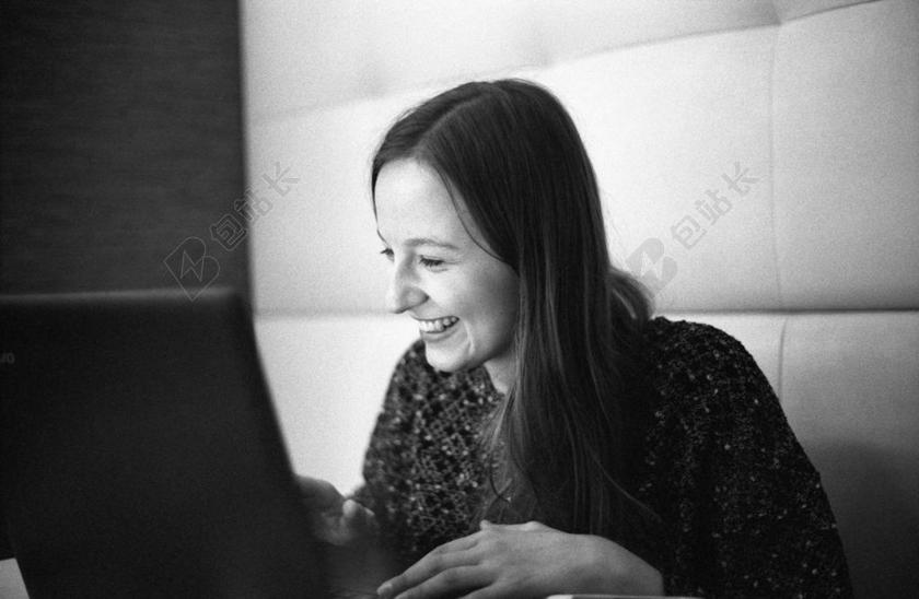 商务 商人 电子商务 股票交易所 业务 工作 工作中 工作 办公室 会议 职场 办公室 工作室 工作 职场 科技 技术 信息科技 笔记本电脑 笔记本 MACBOOK APPLE 苹果 手 手势 握手 击掌 胜利 美女 丽人 优雅 美丽 漂亮 女孩 女人 女性 微笑 莞尔一笑 甜蜜 幸福 快乐 高兴 家庭 甜蜜 肖像 人物特写 画像 女孩 少女 姑娘 美丽 人物 人群 风土人情 女性 女士 美丽 女人 一个女人 黑色 暗色 黑白 昏暗