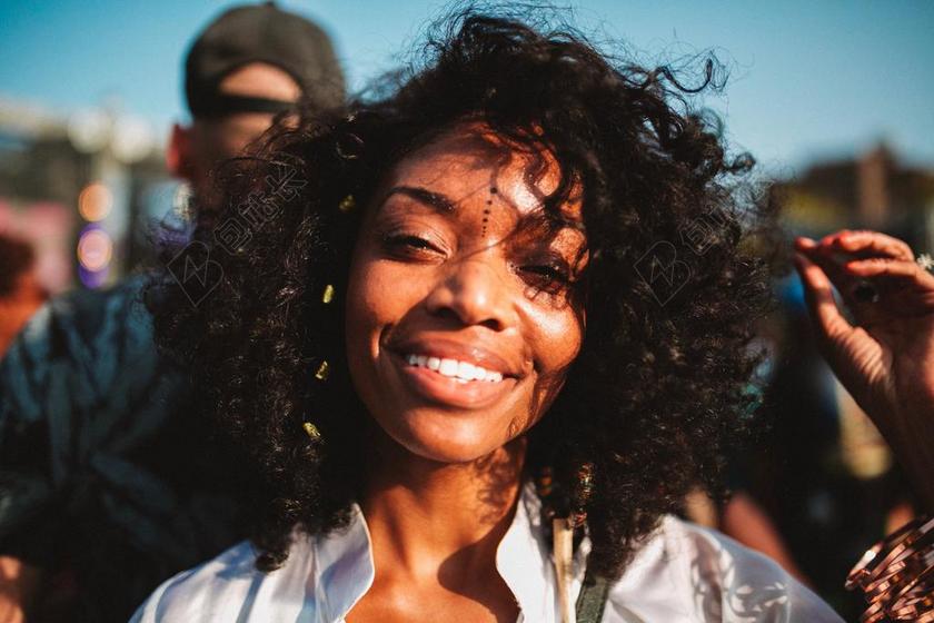 商务 商人 电子商务 股票交易所 业务 工作 美女 丽人 优雅 美丽 漂亮 女孩 女人 女性 城市 都市 时尚 现代化 时尚 流行 个性 城市 头发 毛发 毛 头部 购物 商场 流行 时尚 美丽 创意 艺术 个性 营销 推广 商务 市场 策划 商场 店铺 商家 购物 爱情 恋爱 恋人 情人 情侣 浪漫 微笑 莞尔一笑 甜蜜 肖像 人物特写 画像 女孩 少女 姑娘 美丽 音乐 音乐会 演唱会 自然 环境 全身像 可爱的 人物 人群 风土人情 女性 女士 美丽 女人