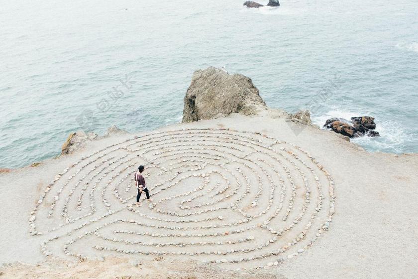 沙滩上的图案和男人背景图片