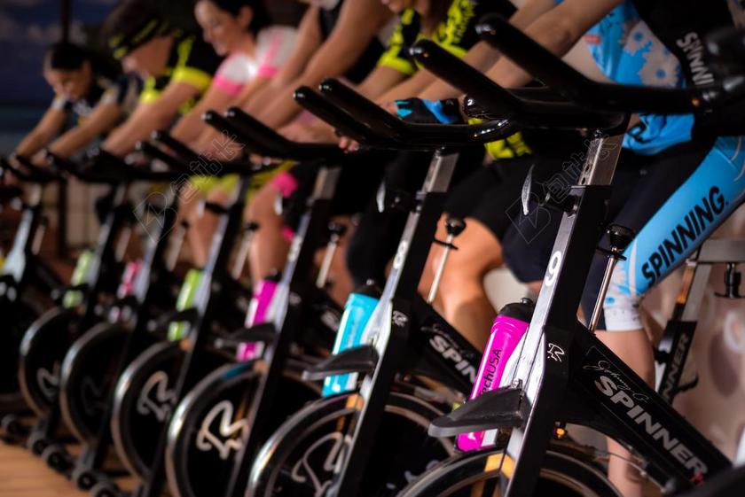 健身单车上的女人和男人背景图片