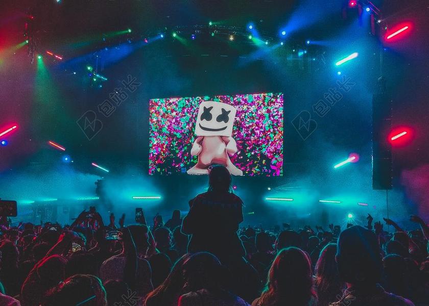 打电话 联系 通话 沟通 联系人 灯光 光线 激光 打火机 派对 聚会 庆祝 愉快 帮派 人群 聚会 音乐 音乐会 演唱会 庆祝 节日 人物 人群 风土人情 加拿大 城市 城市生活 现代化