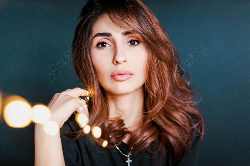 手 手势 握手 击掌 胜利 美女 丽人 优雅 美丽 漂亮 女孩 女人 女性 时尚 流行 个性 城市 肖像 人物特写 画像 全身像 自然 环境 人物 人群 风土人情 女性 女士 美丽 女人 一个女人 黑色 暗色 黑白 昏暗