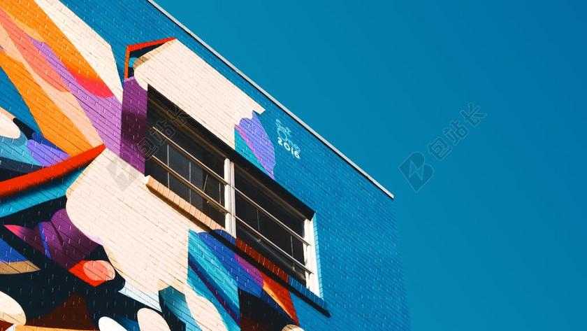 太空 空间 建筑 大厦 建筑物 建设 城市 都市 时尚 现代化 墙 围墙 表面 隔阂 背景 创意 艺术 个性 天空 女孩 少女 姑娘 美丽 白色 浅色 黑白 简单 清新 建筑 结构 建筑物 建筑学