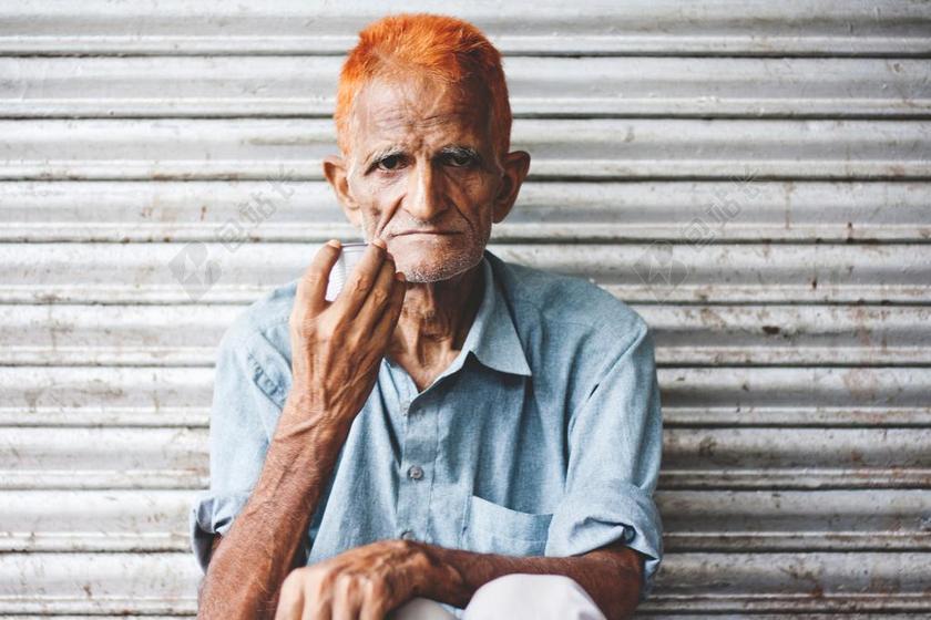 手 手势 握手 击掌 胜利 城市 都市 时尚 现代化 头发 毛发 毛 头部 营销 推广 商务 市场 策划 老人 智者 老者 肖像 人物特写 画像 自然 环境 全身像 可爱的 人物 人群 风土人情 男士 男性 男人 白色 浅色 黑白 简单 清新