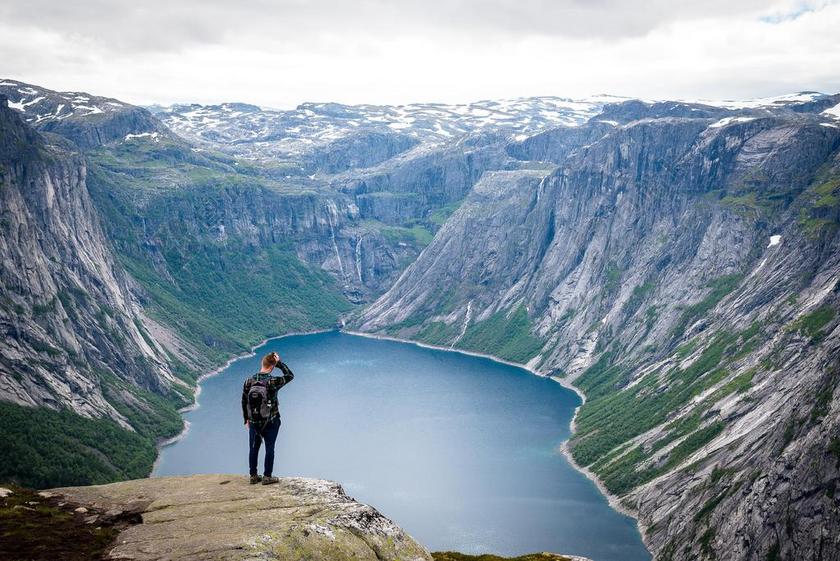 蓝色的湖泊和探险者背景图片