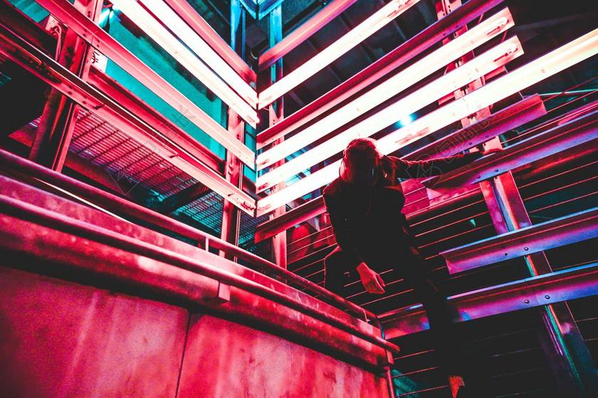 夜晚 晚上 黑夜 黑暗 灯光 霓虹灯 建筑 大厦 建筑物 建设 灯光 光线 激光 打火机 墙 围墙 表面 隔阂 背景 肖像 人物特写 画像 沙滩 海滩 音乐 音乐会 演唱会 全身像 活力 人物 人群 风土人情 建筑 结构 建筑物 建筑学