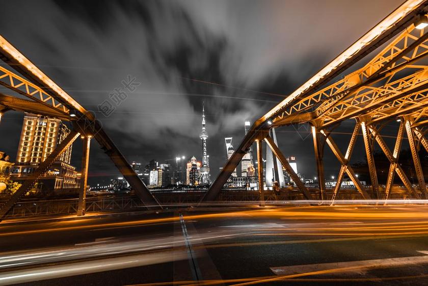 夜晚大桥的灯轨背景图片