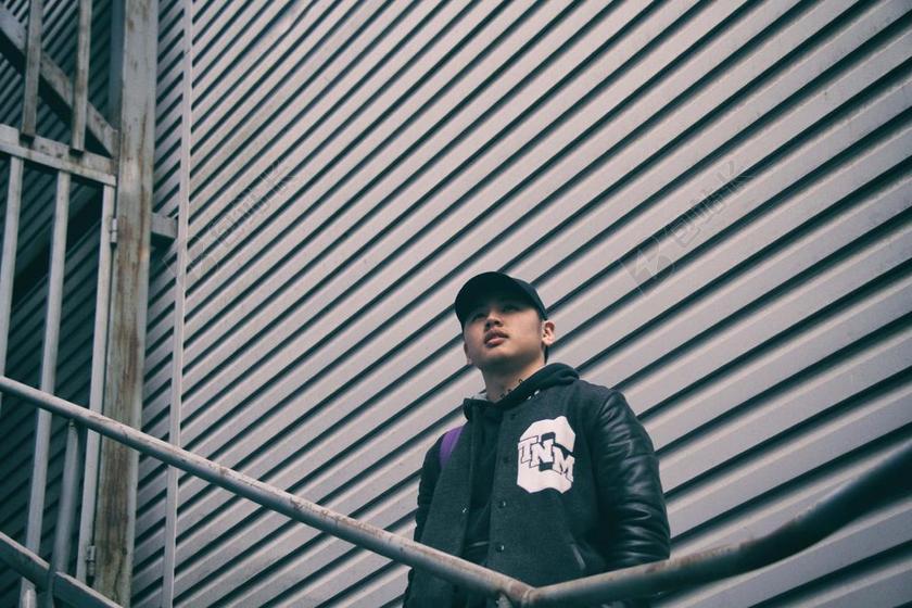 建筑 大厦 建筑物 建设 时尚 流行 个性 城市 学生 学员 青少年 肖像 人物特写 画像 全身像 人物 人群 风土人情 男士 男性 男人 中国 文化 东方 亚洲