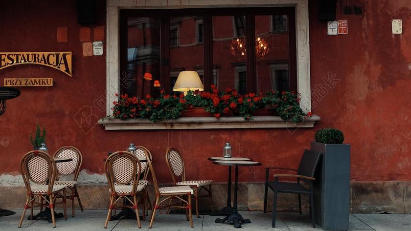 街头的餐馆座椅背景图片