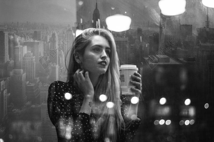 城市 都市 时尚 现代化 美女 丽人 优雅 美丽 漂亮 女孩 女人 女性 时尚 流行 个性 城市 头发 毛发 毛 头部 房子 房间 住宅 饮料 喝酒 饮水 女孩 少女 姑娘 美丽 活力 男士 男性 男人 白色 浅色 黑白 简单 清新 一个女人 黑色 暗色 黑白 昏暗 女性 女士 美丽 女人